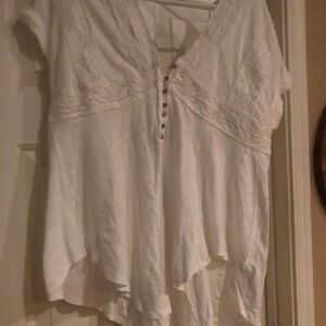 New Free People White Cotton and Lace Asymmetrical Cap Sleeve Blouse. Size Small